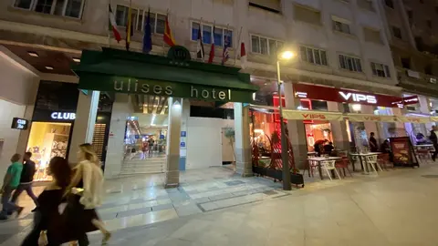  La normalidad reinaba a pesar del susto tanto en la entrada al hotel como en el VIPS esta misma tarde como se puede ver en la imagen. 