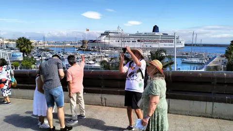 Pasajeros del &laquo;Aurora&raquo; toman fotos con el buque de fondo (C.A.)