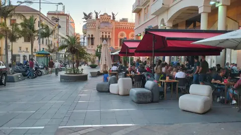 Ceut&iacute;es, en una terraza de la Plaza de los Reyes (C.A.)