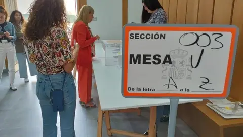 Mesa electoral en el colegio San Agust&iacute;n (UTE)