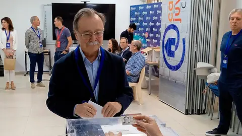 Juan Vivas ejerce su derecho al voto / C&eacute;sar Mart&iacute;n 