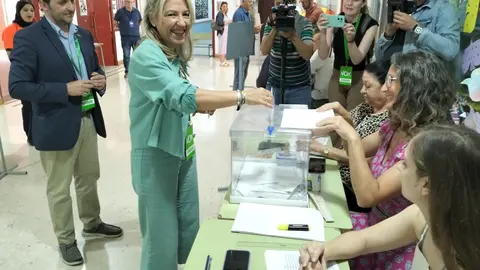 Garc&iacute;a Le&oacute;n deposita su voto en la urna