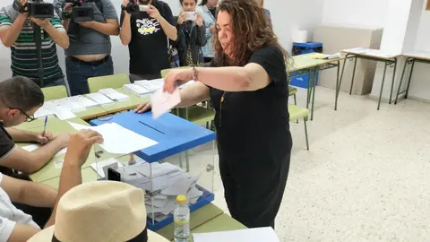 P&eacute;rez vota en el colegio Miguel Hern&aacute;ndez
