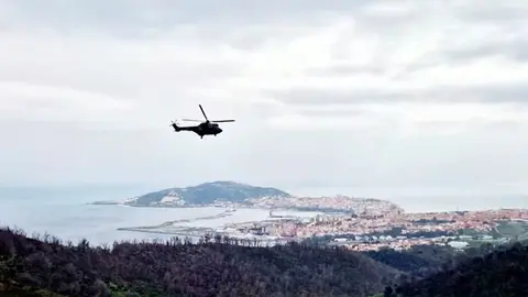Un helic&oacute;ptero del BHELMA VI sobrevuela el cielo de Ceuta (COMGECEU)