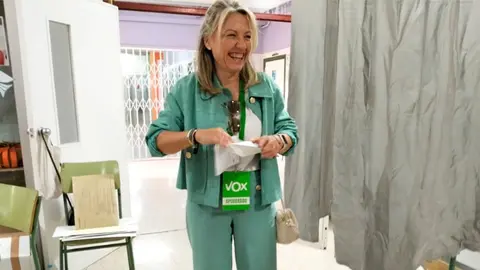 Garc&iacute;a Le&oacute;n, antes de depositar su voto, en el instituto Abyla