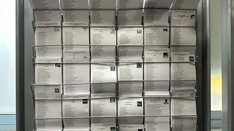 Papeletas en un colegio electoral de Ceuta