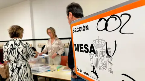 Mesa electoral en un colegio ceut&iacute;