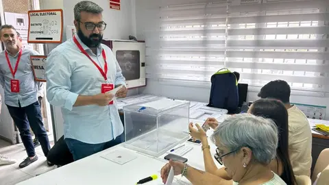 Melchor Le&oacute;n vota en su colegio electoral