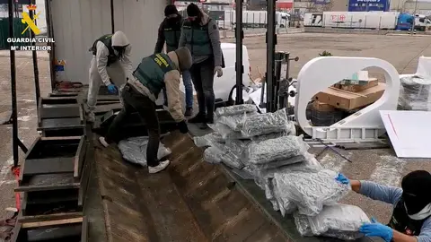 Agentes de la Guardia Civil examinan la droga incautada (GUARDIA CIVIL)