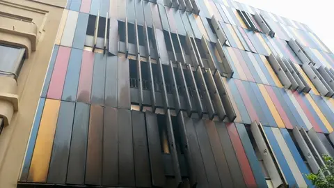 Las lamas calcinadas del edificio de colores que impedir&iacute;an cumplir la legalidad./archivo 