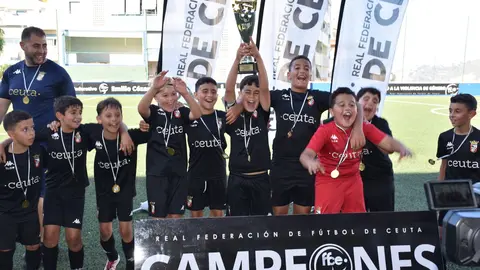 La AD Ceuta vence al Racing de Ceuta y levanta el trofeo de campe&oacute;n de Copa