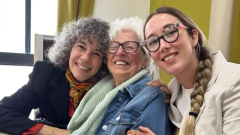 Proyecto intergeneracional "Compa&ntilde;eros de la tercera edad. Tejiendo ra&iacute;ces recuerdos sostenibles" / Cedida