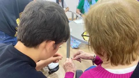 Proyecto intergeneracional "Compa&ntilde;eros de la tercera edad. Tejiendo ra&iacute;ces recuerdos sostenibles" / Cedida