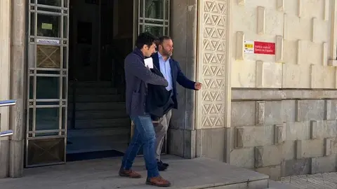 Jos&eacute; Manuel Gonz&aacute;lez Navarro saliendo del juzgado junto a su abogado. (Archivo) 