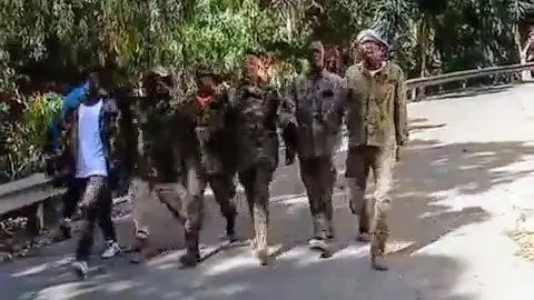 Residentes del CETI, vestidos con ropa del Ej&eacute;rcito