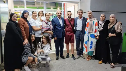 La familia Chaib, en el helipuerto para recibir al galardonado (S.I.)