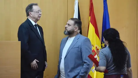  Navil Rahal, a la derecha, hablando con Juan Vivas. 