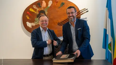 Juan Vivas y Juan Franco, este viernes en el Ayuntamiento linense (CEDIDA)
