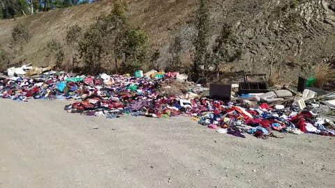 Ropa y basura en las inmediaciones de Piniers