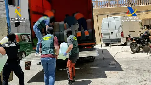 Los agentes de la Guardia Civil intrvienen el combustible con el que se lucraba la organizaci&oacute;n (GUARDIA CIVIL)