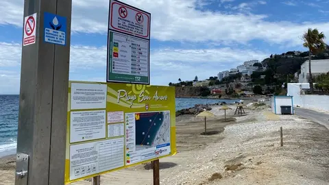  Playa de San Amaro con duchas y sombrillas este jueves. 