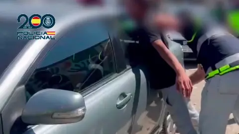 Un agente arresta a uno de los miembros de la organizaci&oacute;n (POLIC&Iacute;A NACIONAL)