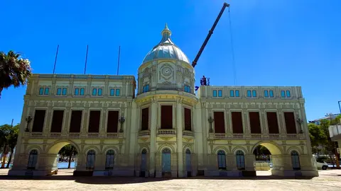 Instalaci&oacute;n de la portada de la Feria