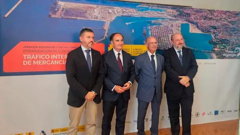Doncel, primero por la izquierda, junto a los presidentes de los puertos de Algciras, M&aacute;laga y Melilla (CEDIDA)