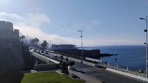 La niebla, 'entrando' en la bah&iacute;a sur