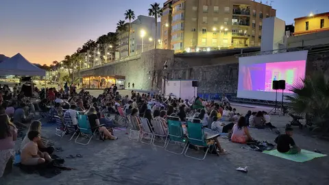 cine al aire libre en la playa de la Ribera