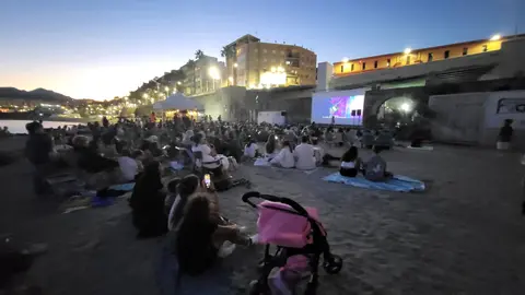 cine al aire libre en la playa de la Ribera