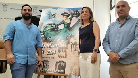 Beltr&aacute;n (izquierda) posa ante su cartel junto a la consejera Orozco (C.A.)