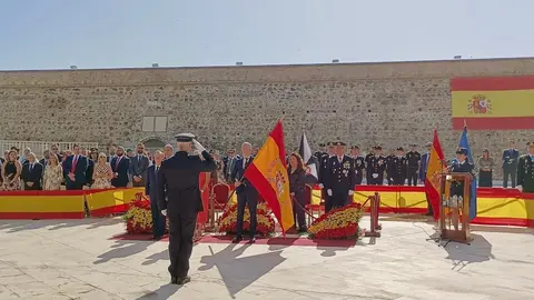 Grande-Marlaska preside en Ceuta la entrega de la bandera de Espa&ntilde;a a la Jefatura Superior de Polic&iacute;a
