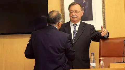 Vivas departe con su consejero de Gobernaci&oacute;n y Presidencia, Alberto Gait&aacute;n, durante el receso de un pleno municipal (C.A./ARCHIVO)