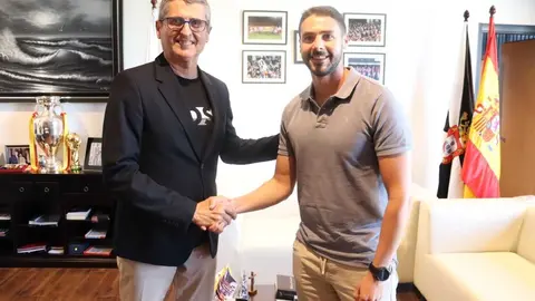 Alcaraz (dcha.), junto al presidente de la RFFCE, Antonio Garc&iacute;a Gaona (RFFCE)