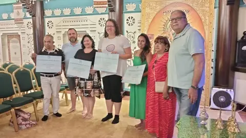 El presidente de la Comunidad Hind&uacute; posa junto a los beneficiarios de las donaciones (C.A./ARCHIVO)