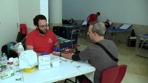 Un donante se somete a la extracci&oacute;n de sangre (A. BAUTISTA)