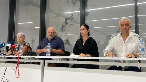  Por la izquierda, Mar&iacute;a Miaja. Pablo N&uacute;&ntilde;ez, Dalia Mohamed y Mohamed Haidor, durante la lectura del manifiesto. 
