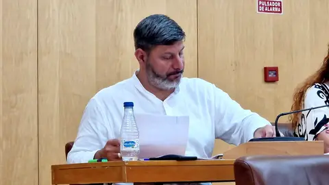  Mohamed Mustafa, portavoz de Ceuta Ya!, durante su intervenci&oacute;n / Laura Ortiz 