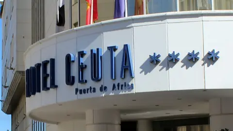  Puerta principal del Hotel Puerta de &Aacute;frica. 
