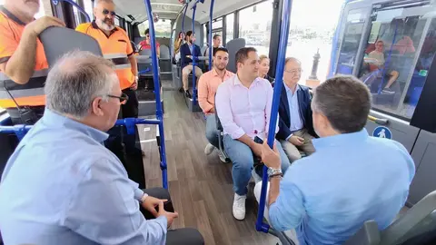 Vviaje inaugural de un nuevo autob&uacute;s del servicio municipal (C.A./ARCHIVO)
