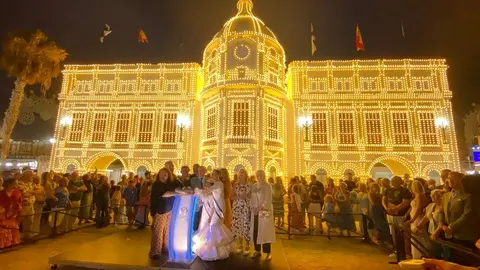  La Feria encendida un instante despu&eacute;s de darle al bot&oacute;n. 