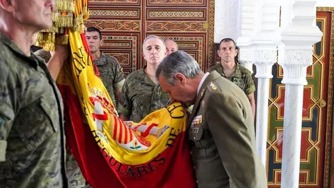 El coronel Jes&uacute;s &Aacute;ngel Garc&iacute;a Lid&oacute;n se despide de la Bandera de Regulares su primera unidad de destino