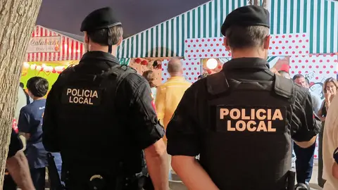 Agentes de la Polic&iacute;a Local patrullan durante la &uacute;ltima edici&oacute;n de la Feria (C.A./ARCHIVO)