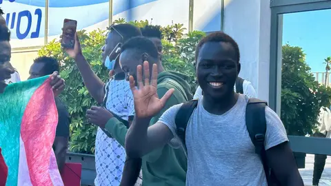 Salida inmigrantes CETI hacia la Pen&iacute;nsula / M.Zapico