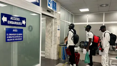 Salida inmigrantes CETI hacia la Pen&iacute;nsula / M.Zapico