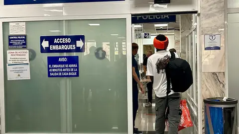 Salida inmigrantes CETI hacia la Pen&iacute;nsula / M.Zapico
