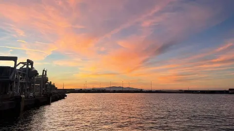 Los colores rojizos del cielo al atardecer anuncian el cambio en la direcci&oacute;n del viento (M. Zapico)
