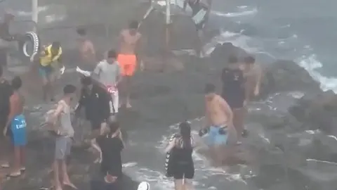 La mayor&iacute;a de los que se lanzan al mar son menores
