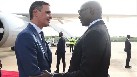 El presidente del Gobierno, Pedro S&aacute;nchez, a su llegada al aeropuerto de Dakar. Pool Moncloa/Fernando Calvo. Dakar (Senegal) 28.8.2024